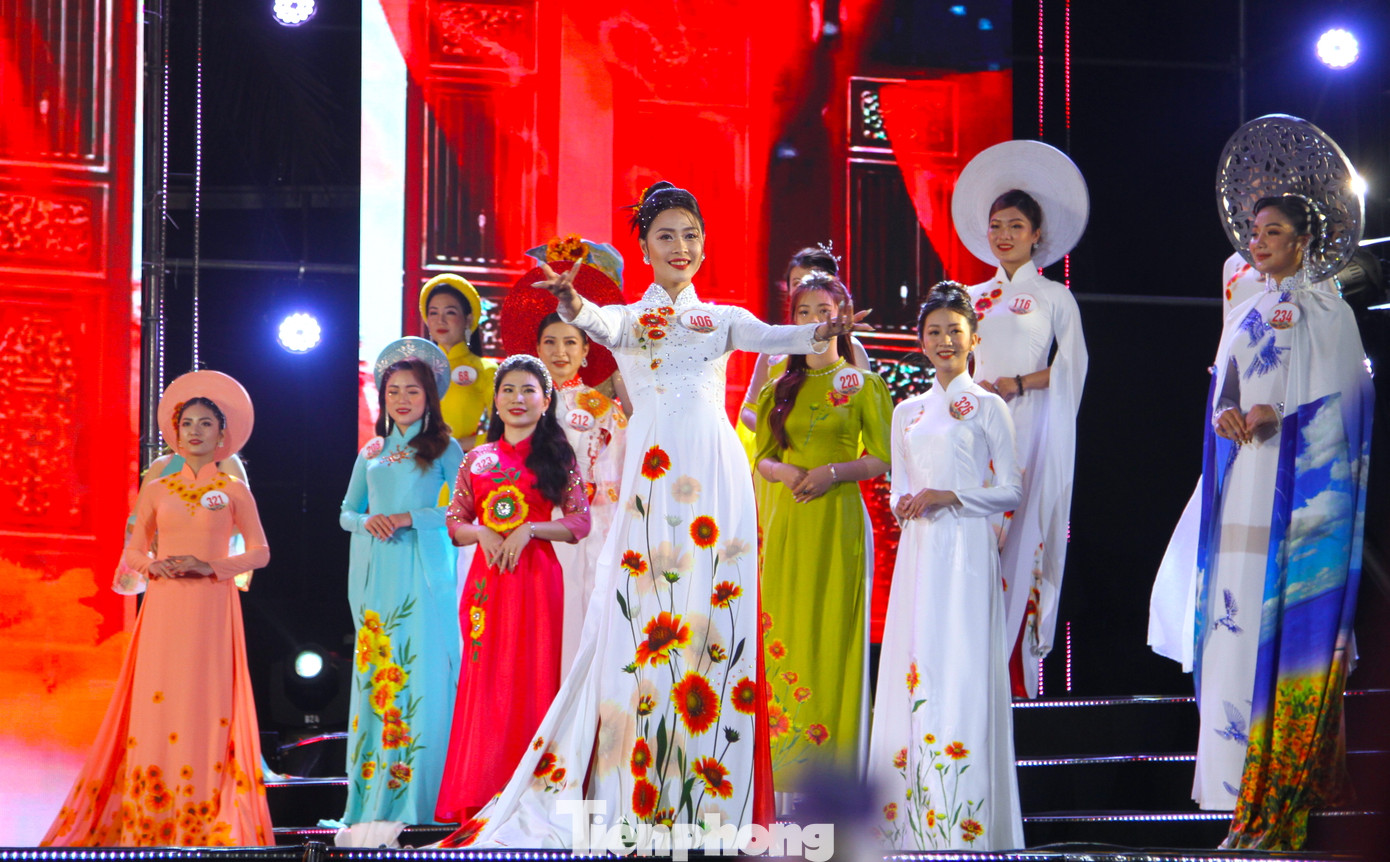 Các thí sinh lung linh với những tà áo dài đầy màu sắc rực rỡ. Đặc biệt, trên áo dài của các thí sinh luôn xuất hiện hình ảnh hoa cúc biển - loài hoa đặc trưng của biển Cửa Lò.