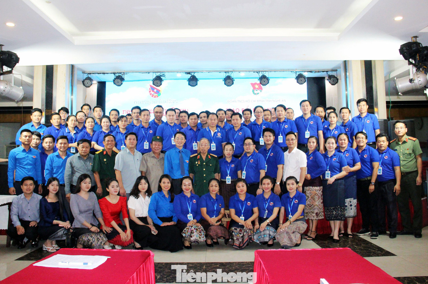 Đoàn đại biểu chụp hình lưu niệm tại chương trình.