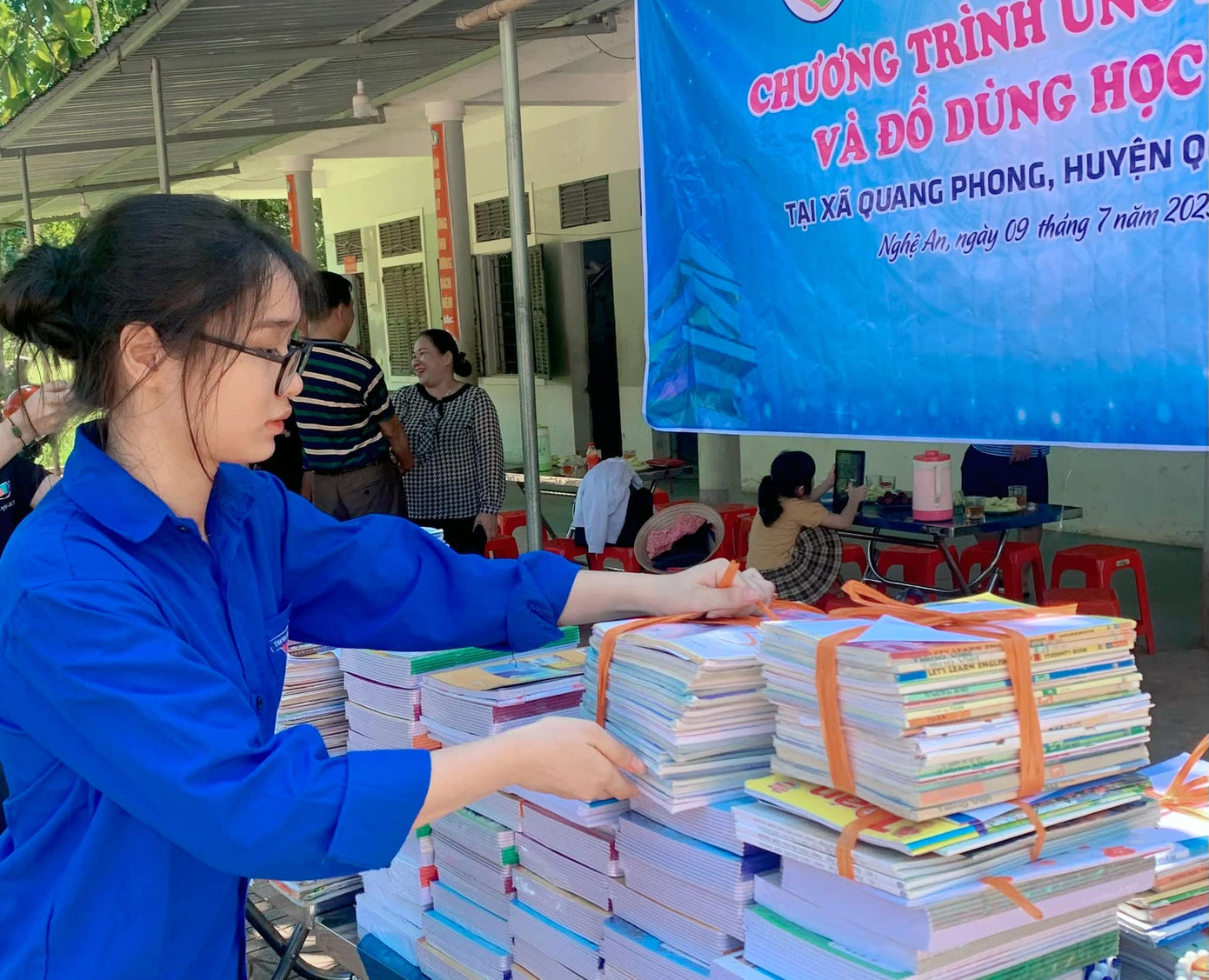 Hàng nghìn cuốn sách, vở mới được đóng gói cẩn thận để trao tặng các bạn học sinh. Hàng nghìn cuốn sách, vở mới được đóng gói cẩn thận để trao tặng các bạn học sinh.