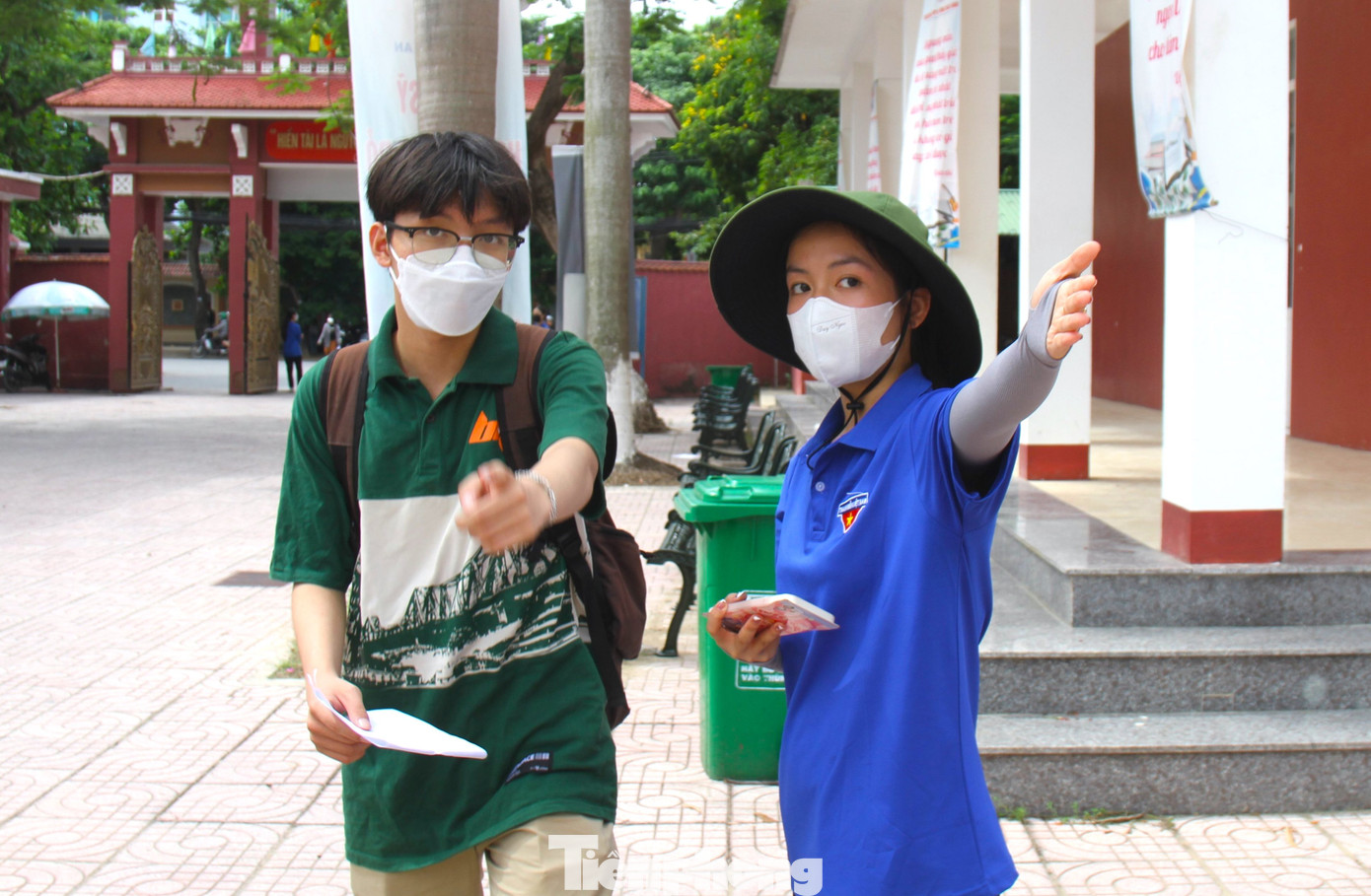 Ở bên trong các điểm thi, luôn có các tình nguyện viên nhiệt tình hướng dẫn tỉ mỉ cho các thí sinh khi đến làm thủ tục. Ở bên trong các điểm thi, luôn có các tình nguyện viên nhiệt tình hướng dẫn tỉ mỉ cho các thí sinh khi đến làm thủ tục.