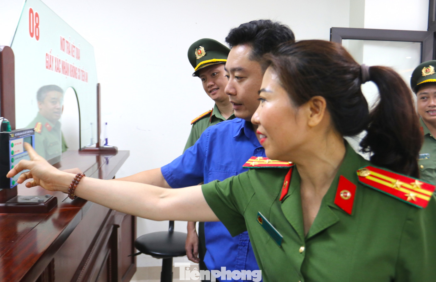 Bí thư Tỉnh Đoàn Nghệ An cùng các đoàn viên nghe lãnh đạo Phòng Quản lý hành chính về Trật tự xã hội Công an tỉnh Nghệ An giới thiệu về mô hình tuyên truyền hỗ trợ dịch vụ công trực tuyến. Nhờ các máy móc hiện đại, việc làm căn cước công dân, cài đặt tài khoản định danh điện tử mức 2, VNEID được triển khai nhanh chóng, tiện lợi. Được biết, trên toàn tỉnh Nghệ An có 500 đội hình thanh niên tham gia hỗ trợ các hoạt động chuyển đổi số, hỗ trợ người dân thực hiện dịch vụ công trực tuyến, giải quyết thủ tục hành chính, đăng ký định danh điện tử mức 2.