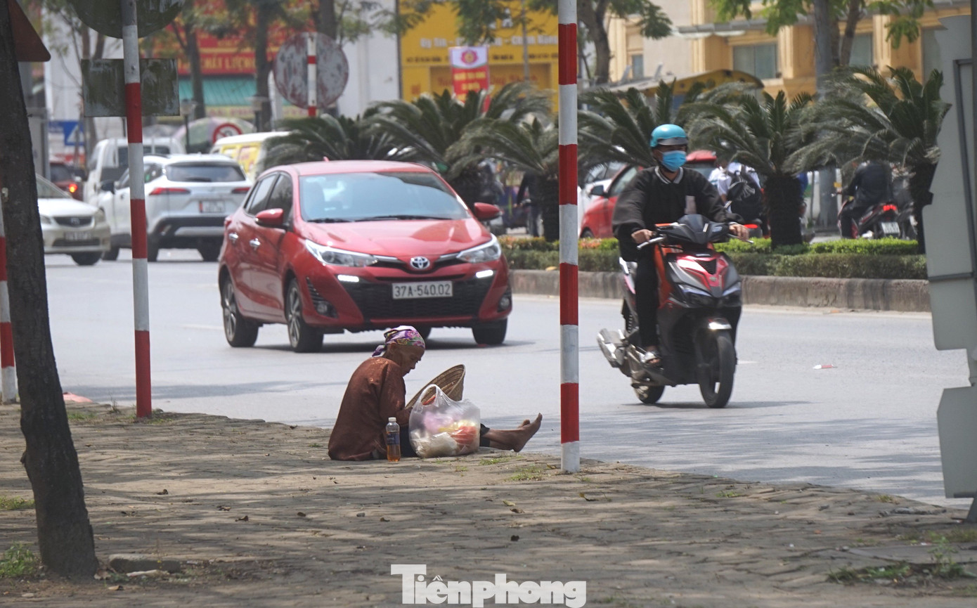 Thời gian gần đây, trên các con đường lớn ở thành phố Vinh (Nghệ An) xuất hiện nhiều người ăn xin, lang thang ngồi dọc đường để xin tiền. Thời gian gần đây, trên các con đường lớn ở thành phố Vinh (Nghệ An) xuất hiện nhiều người ăn xin, lang thang ngồi dọc đường để xin tiền.