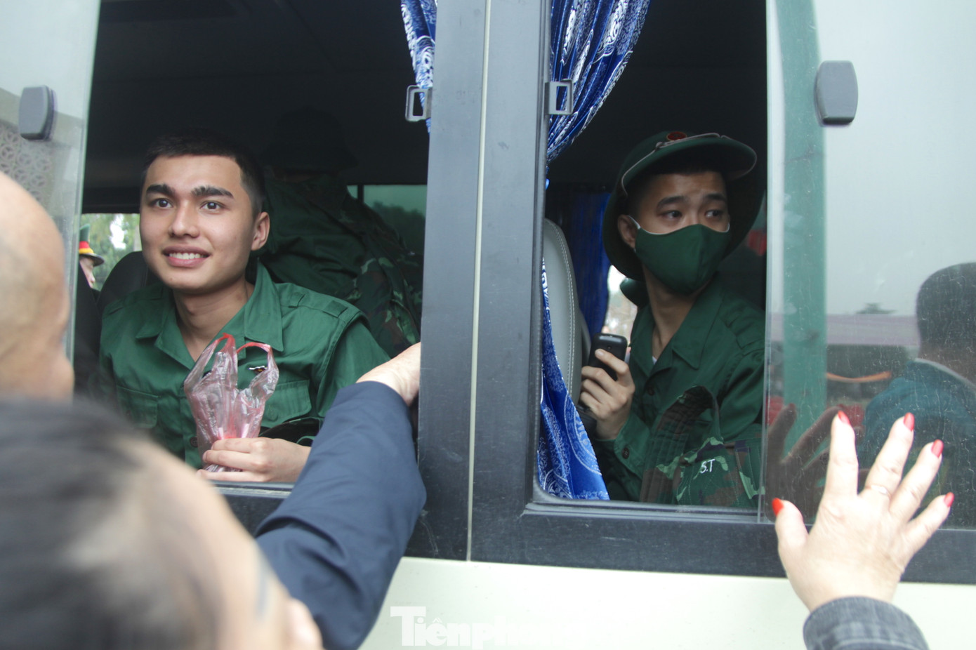 Trước lúc xe lăn bánh, nhiều thanh niên vui mừng, háo hức, quyến luyến chia tay người thân. Trước lúc xe lăn bánh, nhiều thanh niên vui mừng, háo hức, quyến luyến chia tay người thân.