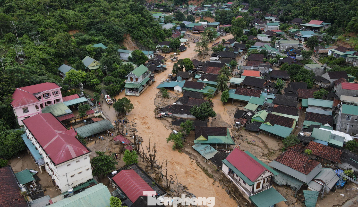 Đến sáng 4/10, nước lũ trên suối Huồi Giảng đã rút nhưng còn chảy mạnh, ngành chức năng đang nỗ lực khắc phục hậu quả. Đến sáng 4/10, nước lũ trên suối Huồi Giảng đã rút nhưng còn chảy mạnh, ngành chức năng đang nỗ lực khắc phục hậu quả.
