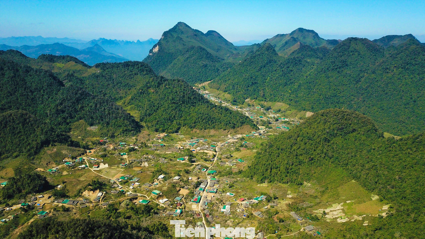 Xã Mường Lống, huyện Kỳ Sơn (Nghệ An) nằm trong thung lũng của dãy Trường Sơn hùng vĩ với độ cao 1.500m so với mực nước biển, diện tích toàn xã hơn 142,30km2 là nơi cư ngụ của 4.800 người. Gần 100% dân số bản địa là dân tộc Mông.