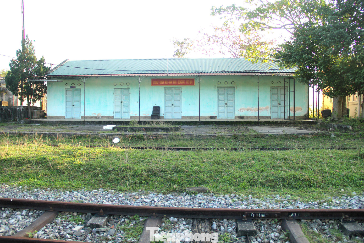 Tuyến đường dài 32km, từ thị trấn Cầu Giát (huyện Quỳnh Lưu), đi huyện Nghĩa Đàn (nay thuộc địa phận thị xã Thái Hòa) có 3 nhà ga, 6 trạm gác chắn. Thời “hoàng kim”, tuyến đường này có hàng trăm lao động làm việc tại các nhà ga, gác chắn, thông tin tín hiệu. Tuyến đường dài 32km, từ thị trấn Cầu Giát (huyện Quỳnh Lưu), đi huyện Nghĩa Đàn (nay thuộc địa phận thị xã Thái Hòa) có 3 nhà ga, 6 trạm gác chắn. Thời “hoàng kim”, tuyến đường này có hàng trăm lao động làm việc tại các nhà ga, gác chắn, thông tin tín hiệu.