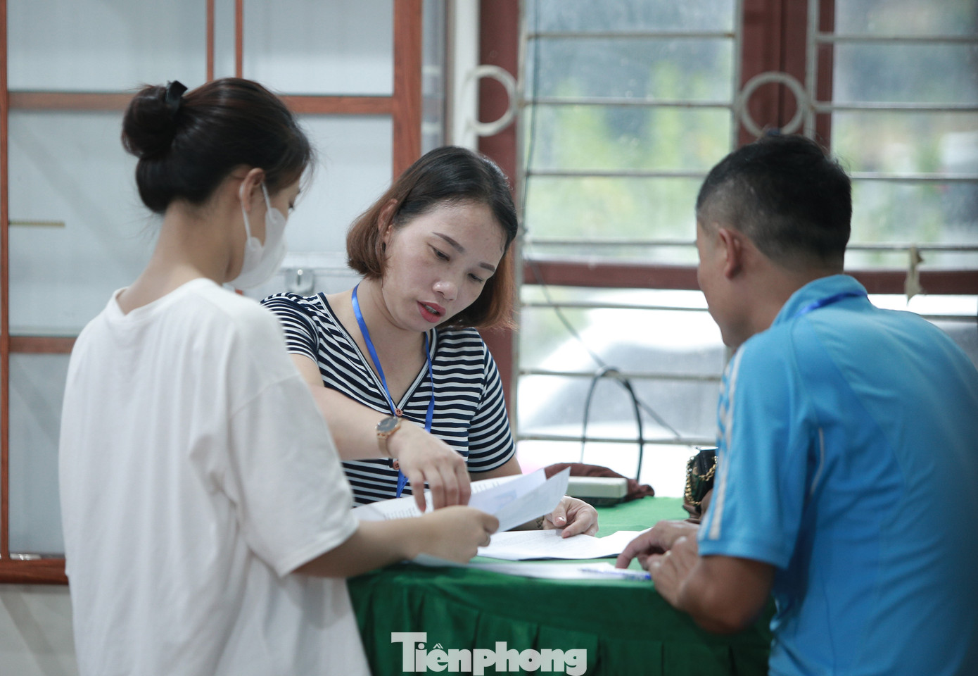 Chiều 27/6, hơn 17.200 thí sinh Hà Tĩnh tham dự Kỳ thi tốt nghiệp THPT năm 2023. Năm nay, Hội đồng thi Hà Tĩnh bố trí 35 điểm thi với 751 phòng thi, 106 phòng chờ. Ngoài ra, mỗi điểm thi đều bố trí ít nhất 1 phòng thi dự phòng.