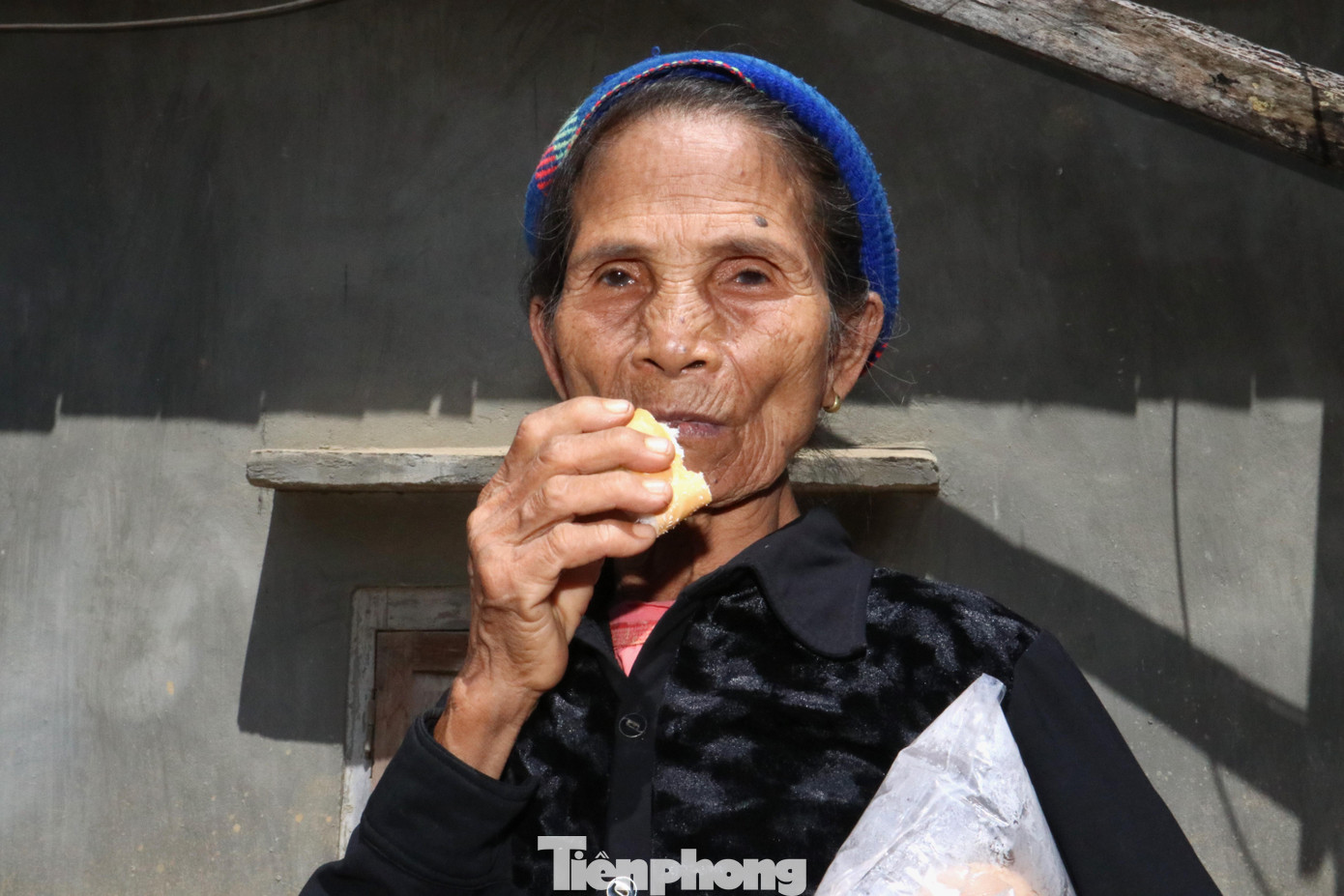 Bà Lữ Thị Khun (73 tuổi, trú tại bản Hòa Sơn, xã Tà Cạ) từ ngôi nhà trên núi cao đi xuống bờ suối Huồi Giảng để nhận bánh mì, đồ uống cứu trợ từ lực lượng chức năng và đoàn từ thiện. "Ngôi nhà bị sạt lở 3 lần nên không thể ở, ông bà phải dựng túp lều ở tạm. Ông năm nay cũng 80 tuổi rồi nên sinh hoạt khó khăn", bà nói.