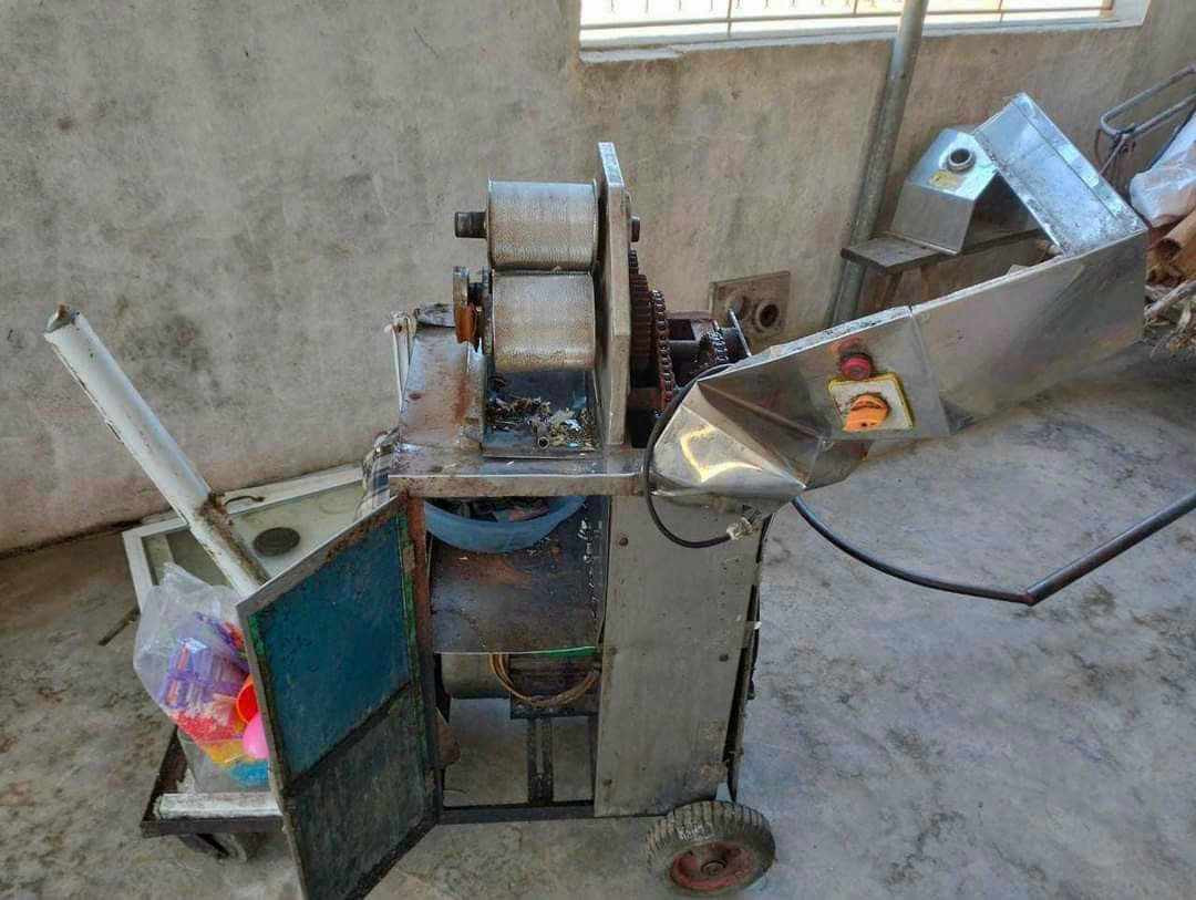 Chiếc máy ép nước mía bị phá dỡ để gỡ bàn tay cháu bé ra ngoài.