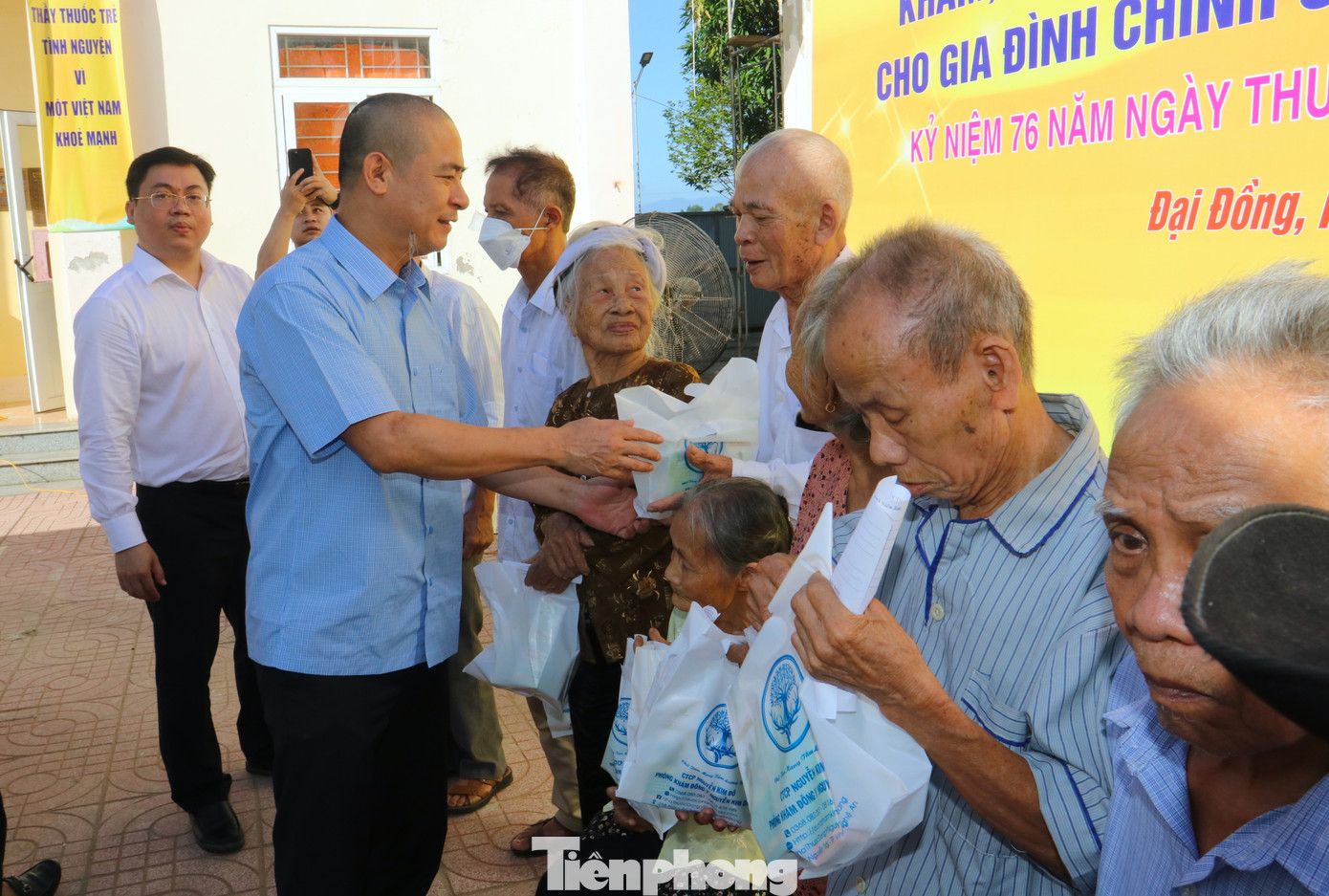 Nhà báo Trần Quang Long - Trưởng Văn phòng đại diện báo Tiền Phong tại Bắc Trung bộ, trao tặng những phần quà và hỏi thăm các gia đình chính sách, người có công với cách mạng trên địa bàn xã Đại Đồng.