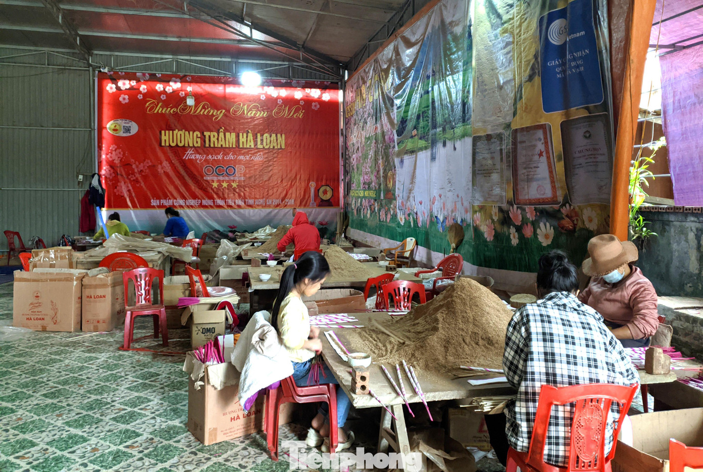 Bà Trần Thị Hòa, chủ cơ sở sản xuất hương trầm Hòa Ninh (khối 1, thị trấn Tân Lạc) cho biết, cơ sở sản xuất hương của bà đang thuê 12 nhân công, thay nhau quấn hương từ sáng đến tận đêm để kịp cho đơn hàng. Mỗi ngày một người có thể quấn được hơn 1.000 cây hương.