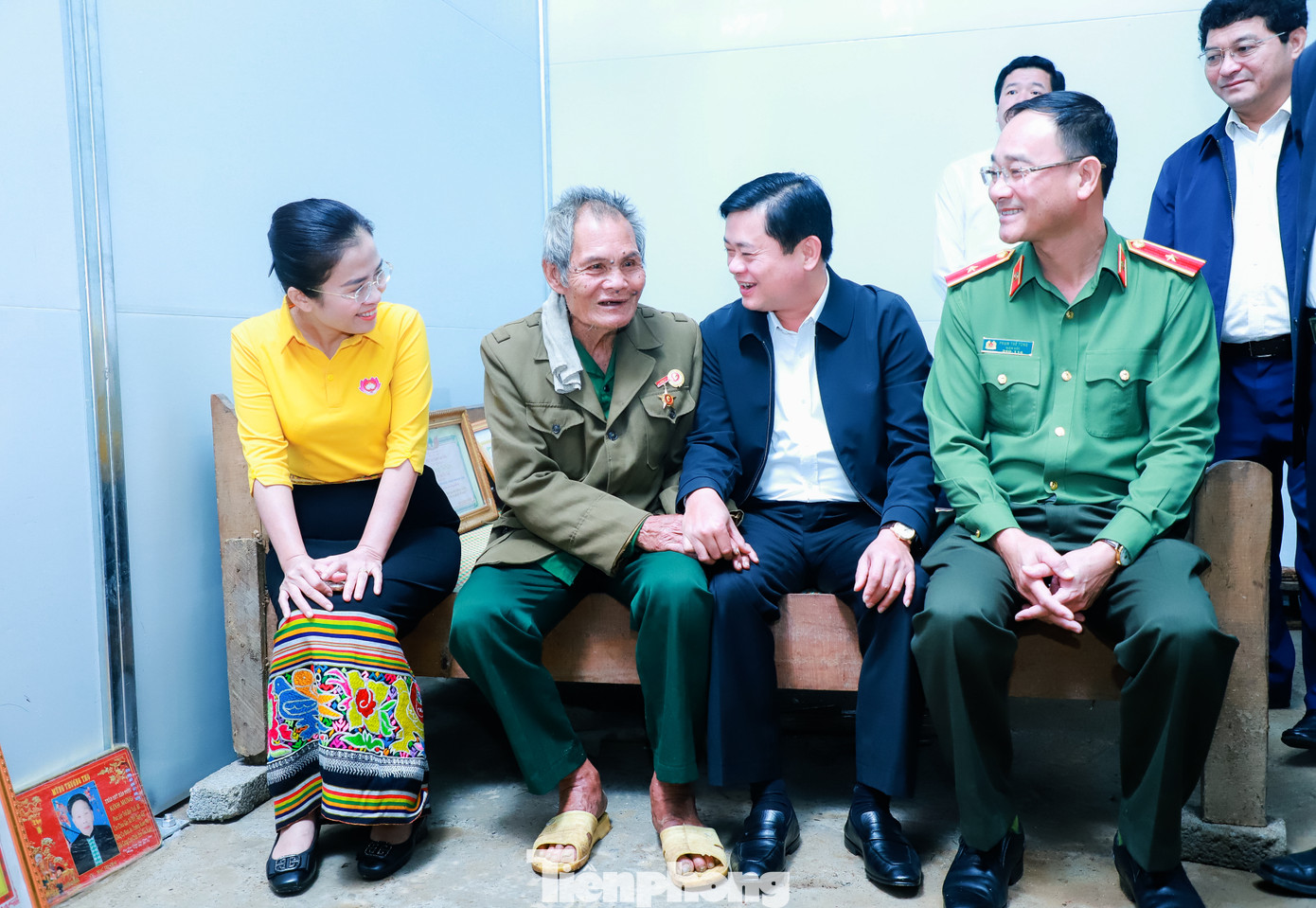 Bí thư Tỉnh ủy Thái Thanh Quý cùng đoàn công tác thăm hỏi các hộ gia đình hoàn cảnh khó khăn thuộc diện được hỗ trợ xây dựng nhà mới.