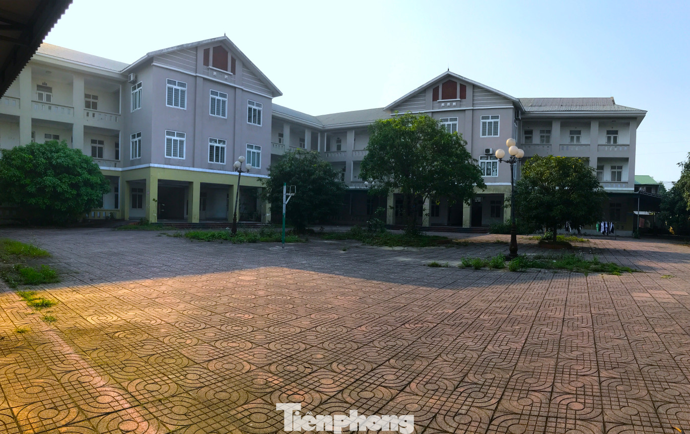 Trụ sở làm việc của Trung tâm phòng chống HIV/AIDS nằm ở vị trí "đất vàng" thuộc phường Quán Bàu (TP. Vinh, Nghệ An). Trung tâm này có 3 dãy nhà làm việc cao 3 tầng, với hơn 50 phòng làm việc trên mảnh đất rộng hàng ngàn m2.