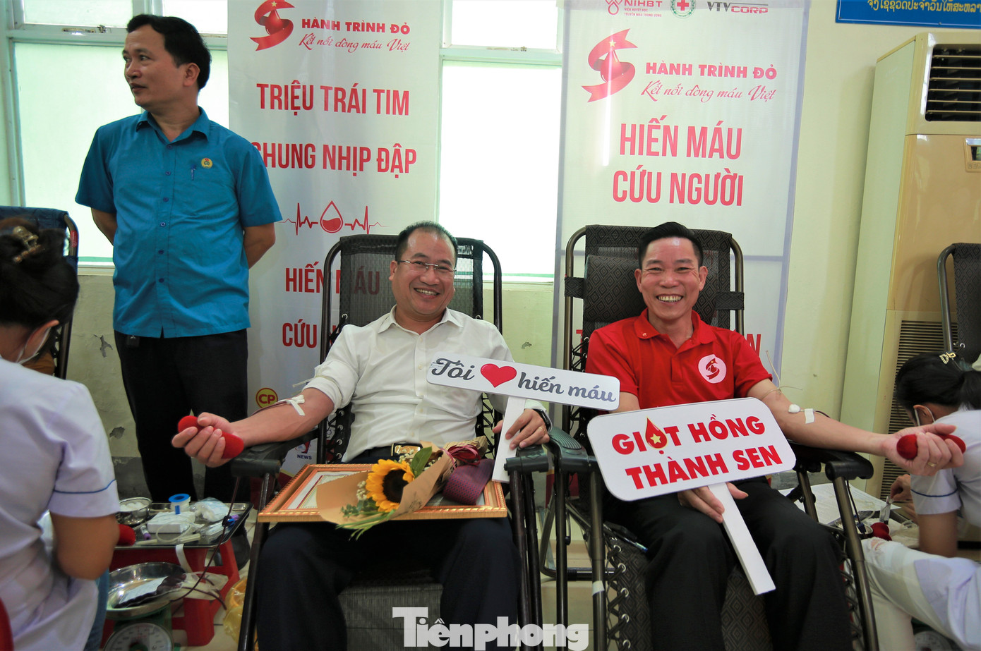 Ông Nguyễn Thế Hoàn - Bí thư Huyện ủy Lộc Hà (áo trắng) tại buổi hiến máu lần thứ 23 của mình sau chương trình vinh danh người hiến máu tình nguyện.