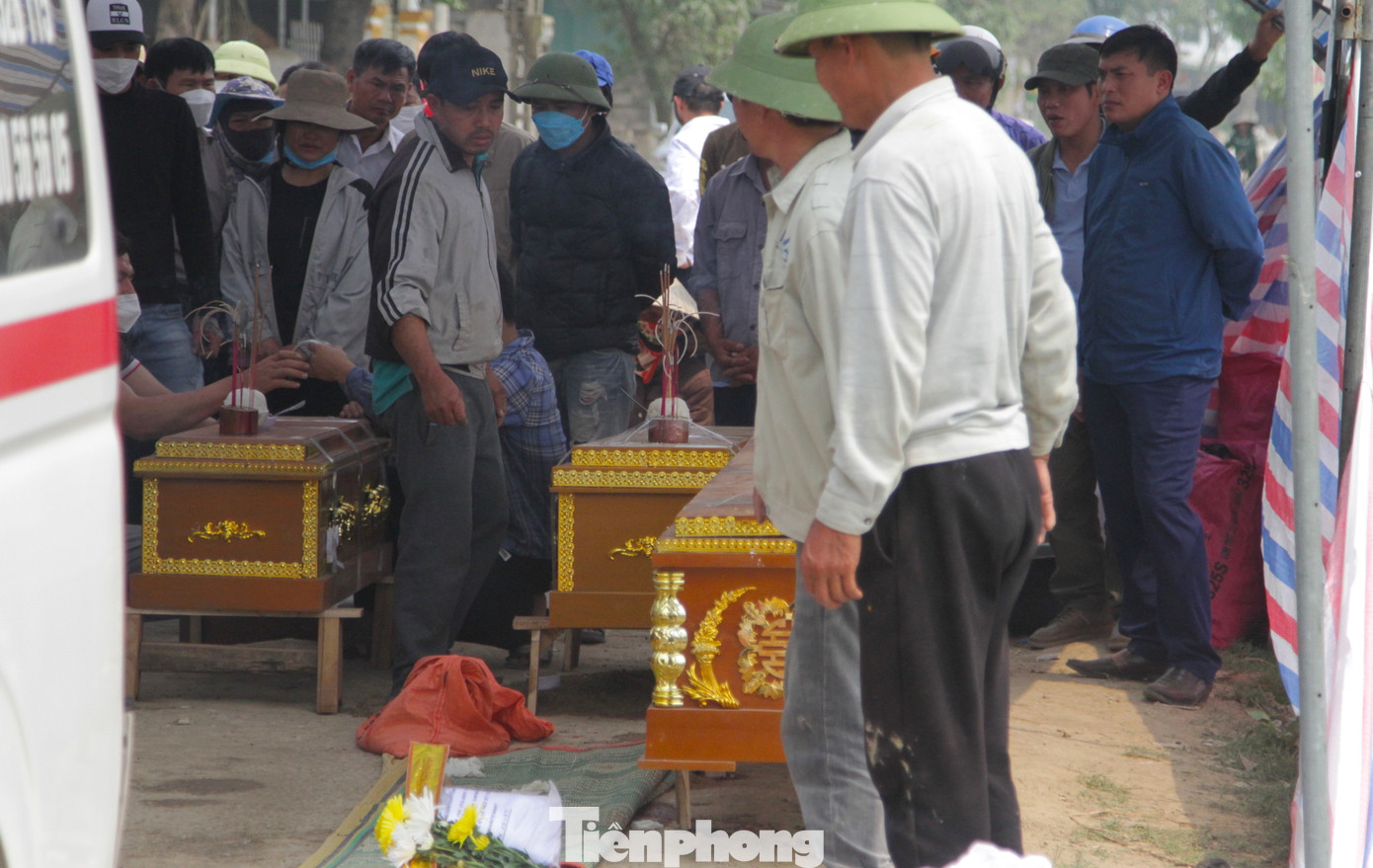 Người thân làm các nghi lễ ngay tại hiện trường. Người thân làm các nghi lễ ngay tại hiện trường.
