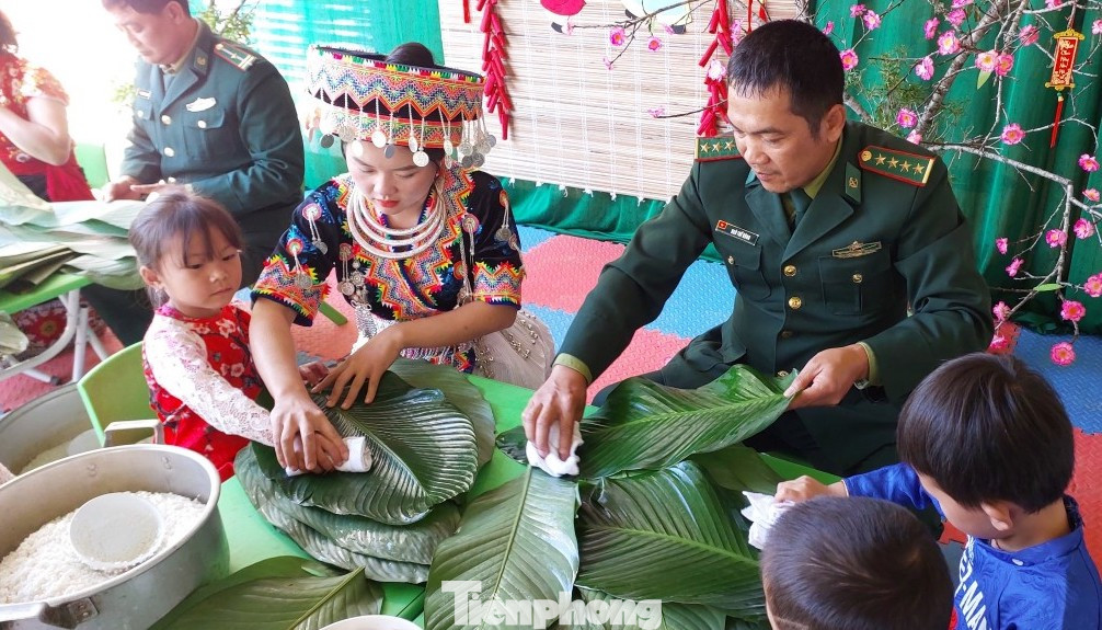 Nhiều em nhỏ học sinh được tham gia vào các khâu gói bánh chưng để có thêm trải nghiệm, hiểu hơn về bánh chưng trong những ngày Tết cổ truyền của dân tộc.