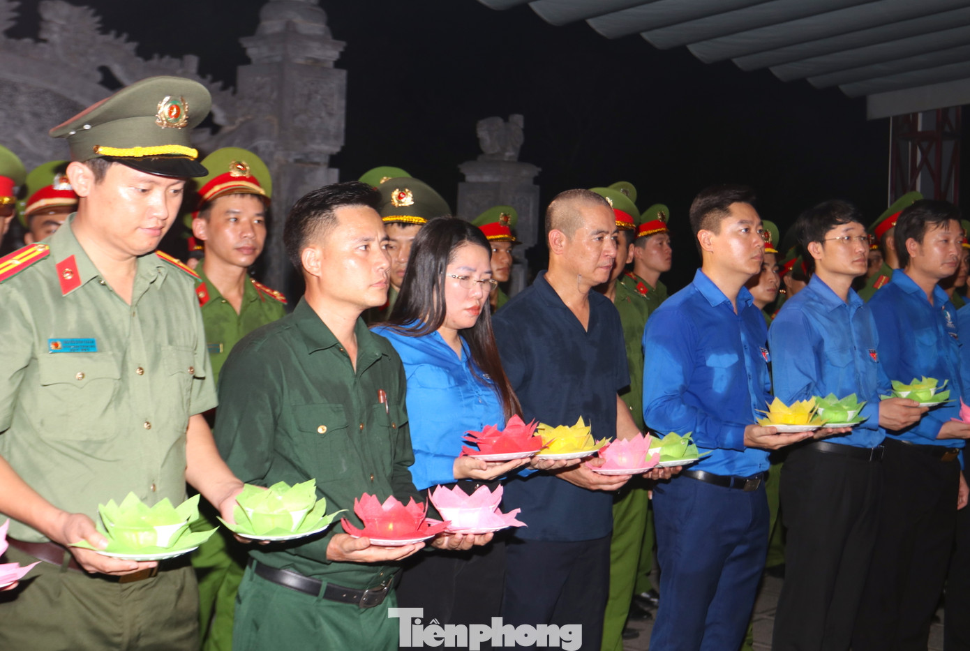 Các đại biểu, đoàn viên thanh niên thắp những ngọn nến tri ân các anh hùng liệt sĩ.