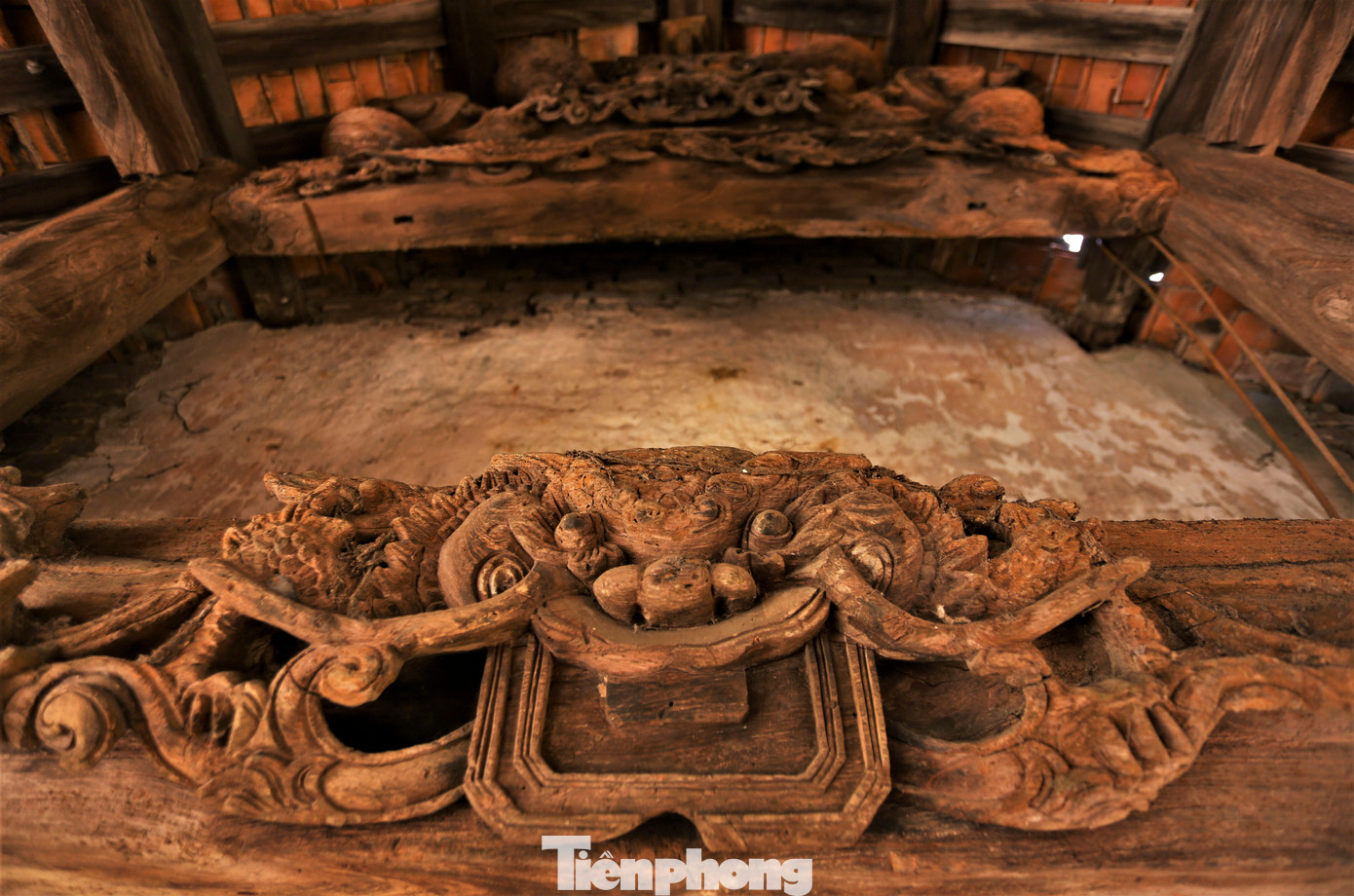 Những nét khắc tinh xảo, công phu và rất nghệ thuật trên chất liệu gỗ mít với cách bài trí đăng đối hài hòa. Các chủ đề trang trí phản ánh đời sống văn hóa dân gian truyền thống như rồng, phượng, hổ... Những nét khắc tinh xảo, công phu và rất nghệ thuật trên chất liệu gỗ mít với cách bài trí đăng đối hài hòa. Các chủ đề trang trí phản ánh đời sống văn hóa dân gian truyền thống như rồng, phượng, hổ...