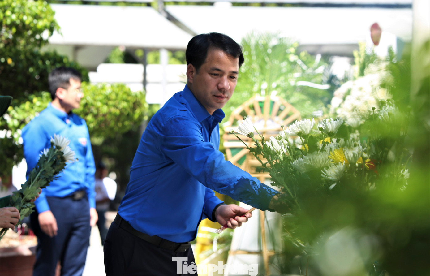 Đoàn dâng hương tại mộ 10 nữ Anh hùng TNXP hy sinh tại Ngã ba Đồng Lộc. Đoàn dâng hương tại mộ 10 nữ Anh hùng TNXP hy sinh tại Ngã ba Đồng Lộc.