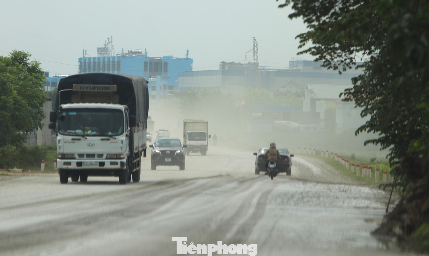 Nhiều tháng qua, đoạn đường từ khu vực Eo gió Hưng Tây về ngã tư QL1 tuyến tránh thành phố Vinh luôn trong tình trạng "mờ ảo" của bụi đất.