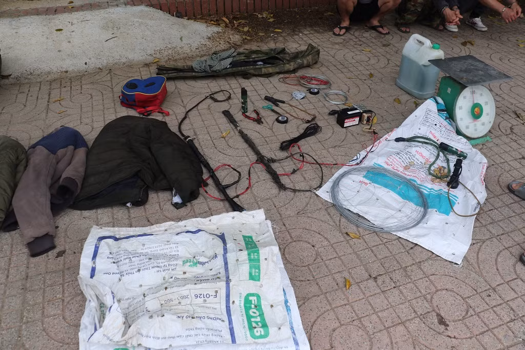 Các đối tượng thường mang theo hung khí để chống trả khi bị phát hiện. Các đối tượng thường mang theo hung khí để chống trả khi bị phát hiện.