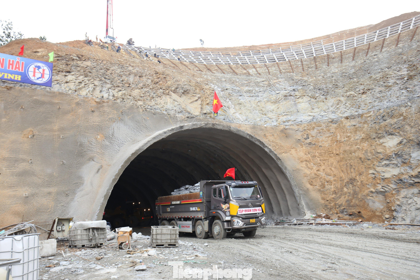 Hầm Trường Vinh nối thị xã Nghi Sơn (Thanh Hóa) và thị xã Hoàng Mai (Nghệ An) dài 450m là một trong những hạng mục dự án hầm quan trọng trên tuyến cao tốc Bắc - Nam phía Đông giai đoạn 2017 - 2020 thuộc dự án thành phần Nghi Sơn – Diễn Châu.