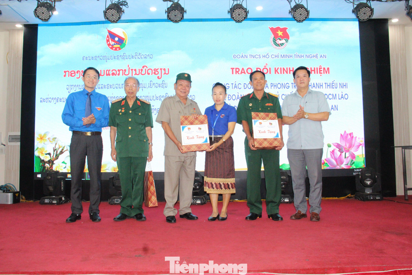 Đại biểu trao quà lưu niệm cho các bác cựu quân tình nguyện Việt Nam tại Lào.