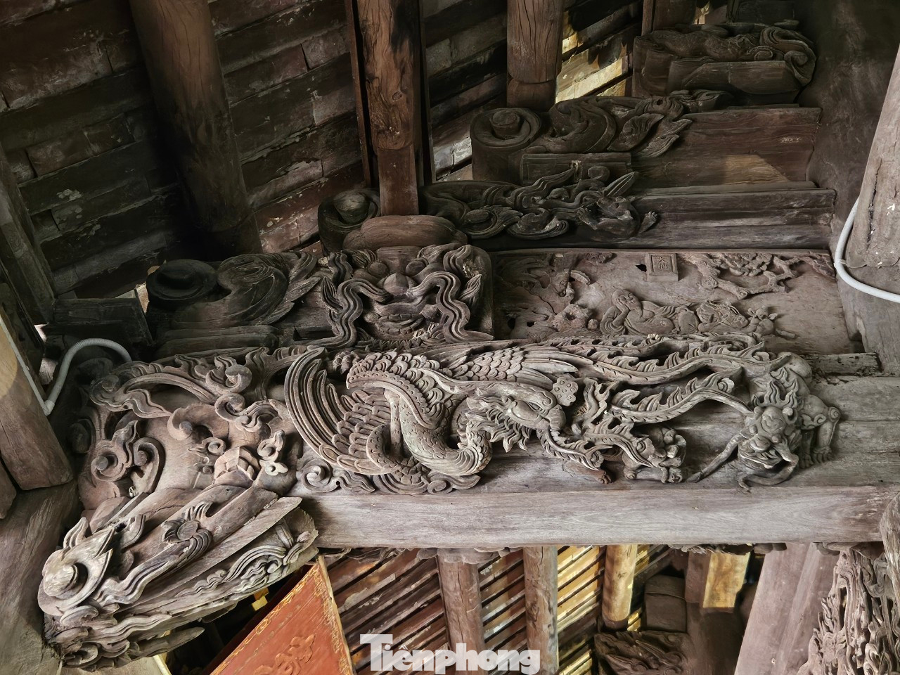 Hình tượng rồng phượng được các nghệ nhân kết hợp rất sinh động tại bộ vì nách của đình Hoành Sơn, phía trên là rường cụt chạm hình mặt rồng. Hình tượng rồng phượng được các nghệ nhân kết hợp rất sinh động tại bộ vì nách của đình Hoành Sơn, phía trên là rường cụt chạm hình mặt rồng.