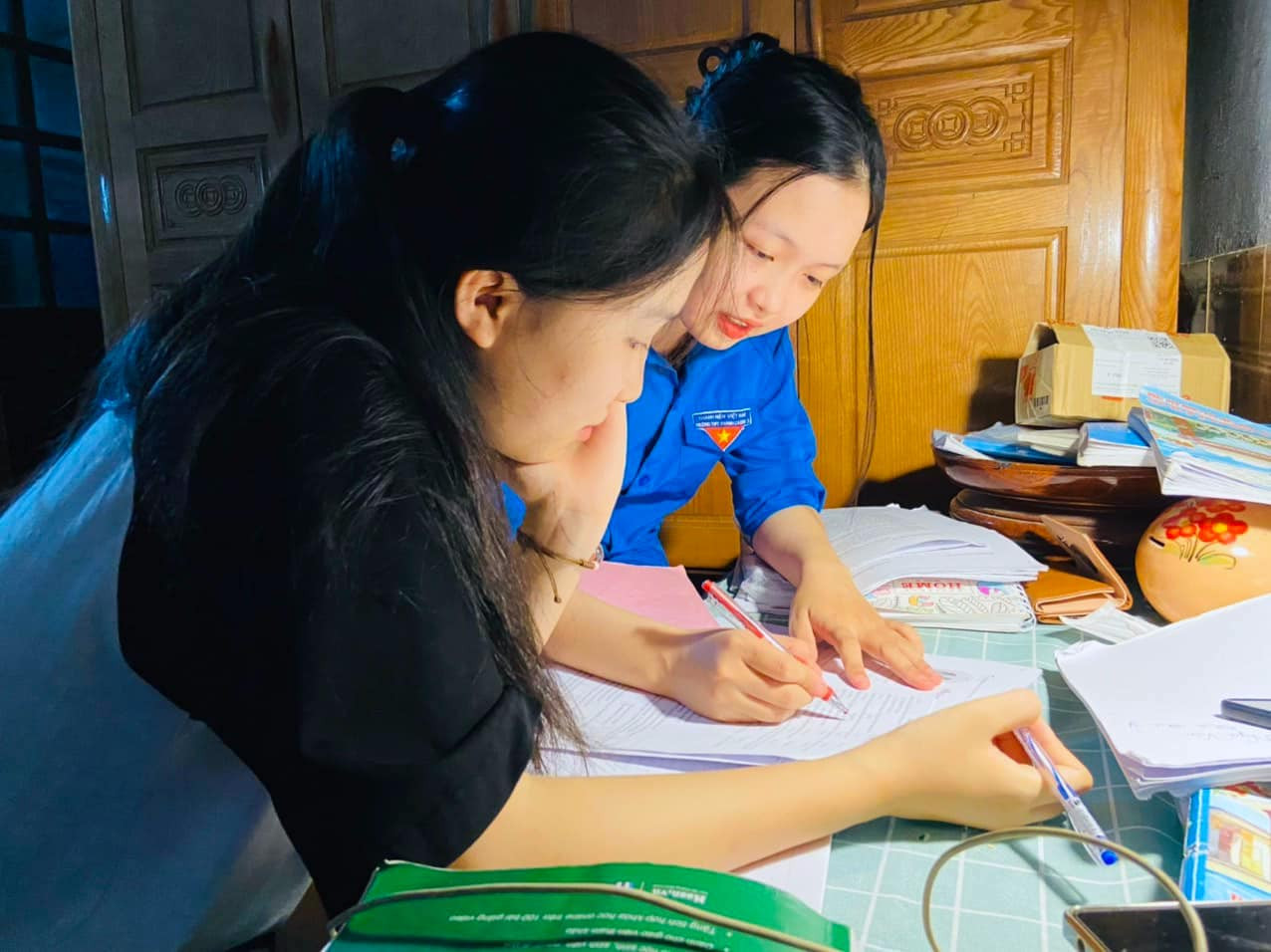Bất kể ngày hay đêm thì các đoàn viên cũng nhiệt tình cùng các học sinh ôn tập để chuẩn bị cho kỳ thi quan trọng sau 12 năm đèn sách. Bất kể ngày hay đêm thì các đoàn viên cũng nhiệt tình cùng các học sinh ôn tập để chuẩn bị cho kỳ thi quan trọng sau 12 năm đèn sách.
