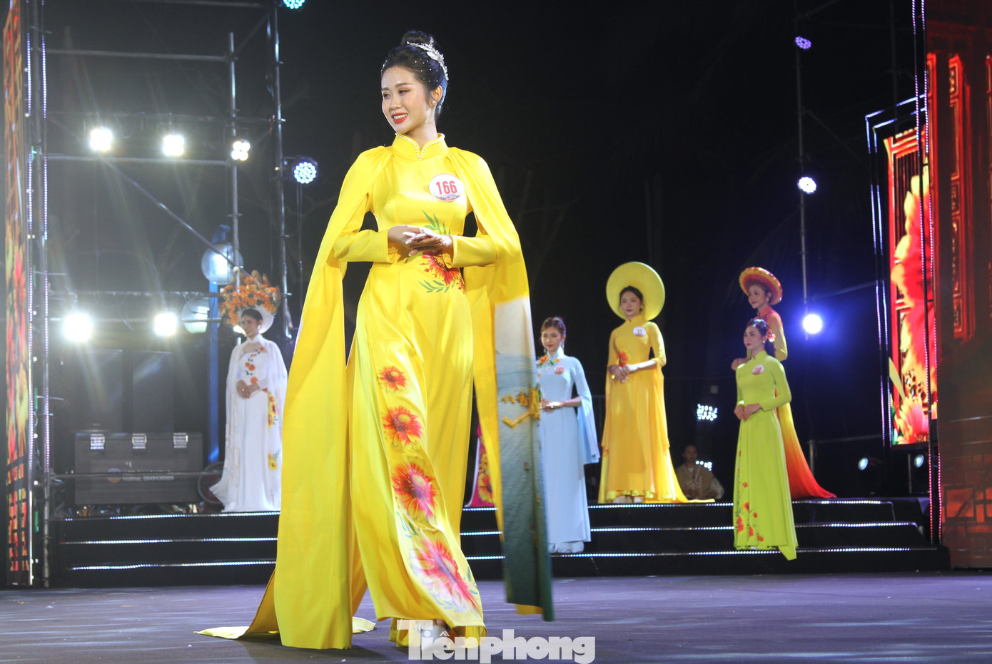 Các thí sinh trong top 29 thực hiện phần thi trình diễn áo dài.