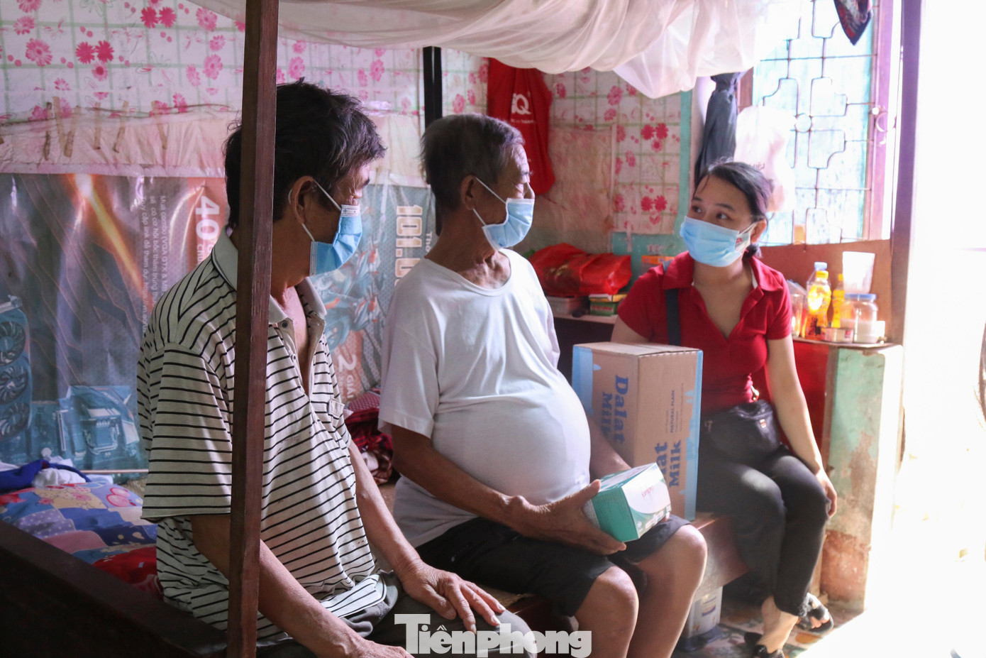 Ban đại diện Nghệ An cũng đã thăm hỏi, động viên vợ chồng bệnh nhân Lê Hường (71 tuổi, trú tại xã Diễn Hải, huyện Diễn Châu, Nghệ An). Vợ ông Hường là bà Ngô Thị Khải từ quê vào chăm chồng, hằng ngày, bà nhặt ve chai, kiếm nguồn thu nhập lo bữa cơm sớm chiều và tiền thuốc cho chồng. Đại dịch bùng phát, ông bà ở trong phòng trọ lụp xụp cùng một bệnh nhân khác. Ban đại diện Nghệ An cũng đã thăm hỏi, động viên vợ chồng bệnh nhân Lê Hường (71 tuổi, trú tại xã Diễn Hải, huyện Diễn Châu, Nghệ An). Vợ ông Hường là bà Ngô Thị Khải từ quê vào chăm chồng, hằng ngày, bà nhặt ve chai, kiếm nguồn thu nhập lo bữa cơm sớm chiều và tiền thuốc cho chồng. Đại dịch bùng phát, ông bà ở trong phòng trọ lụp xụp cùng một bệnh nhân khác.