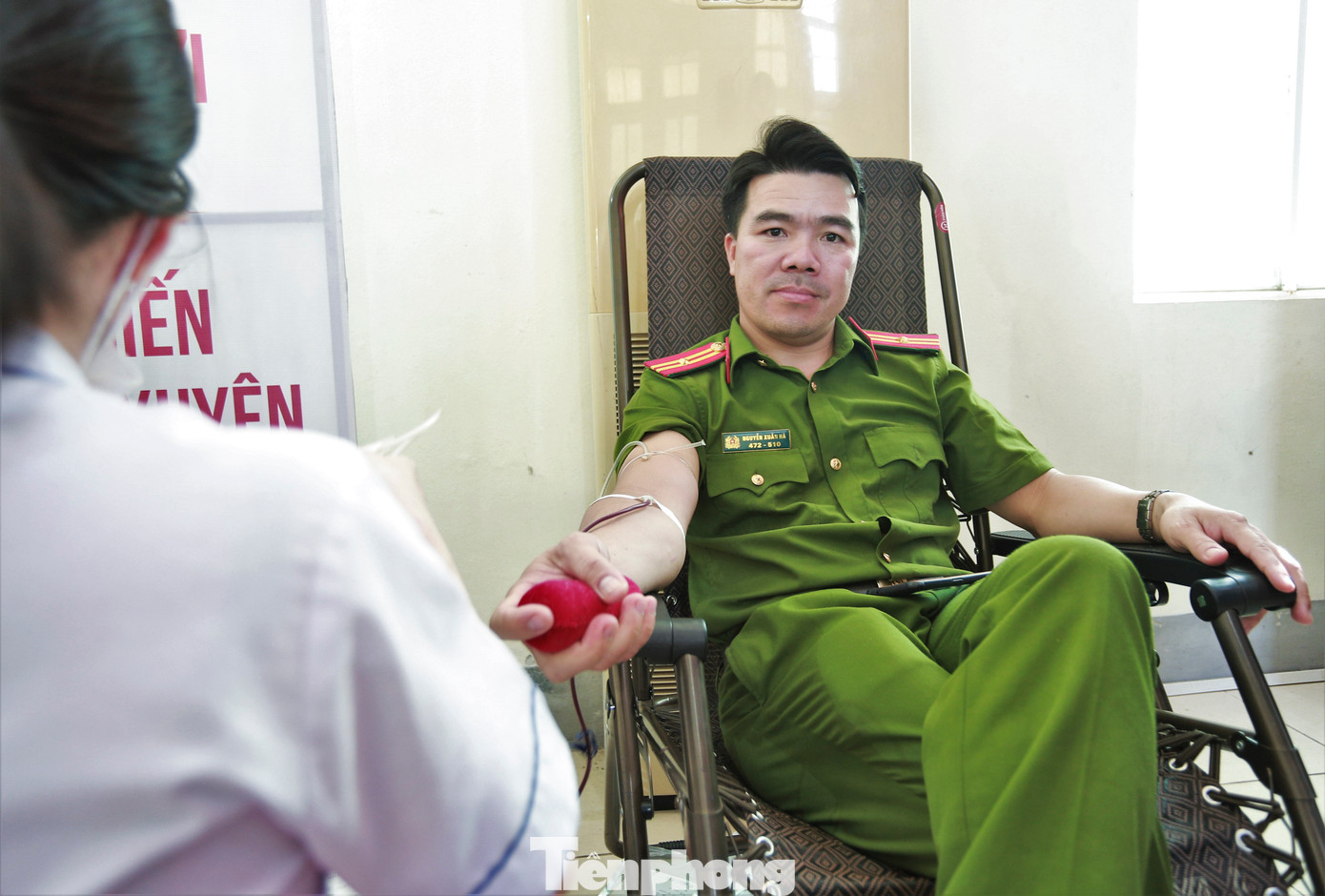 Rất đông lực lượng từ công an, biên phòng, đoàn viên thanh niên và các đơn vị đoàn thể đến hiến máu trong ngày hội.