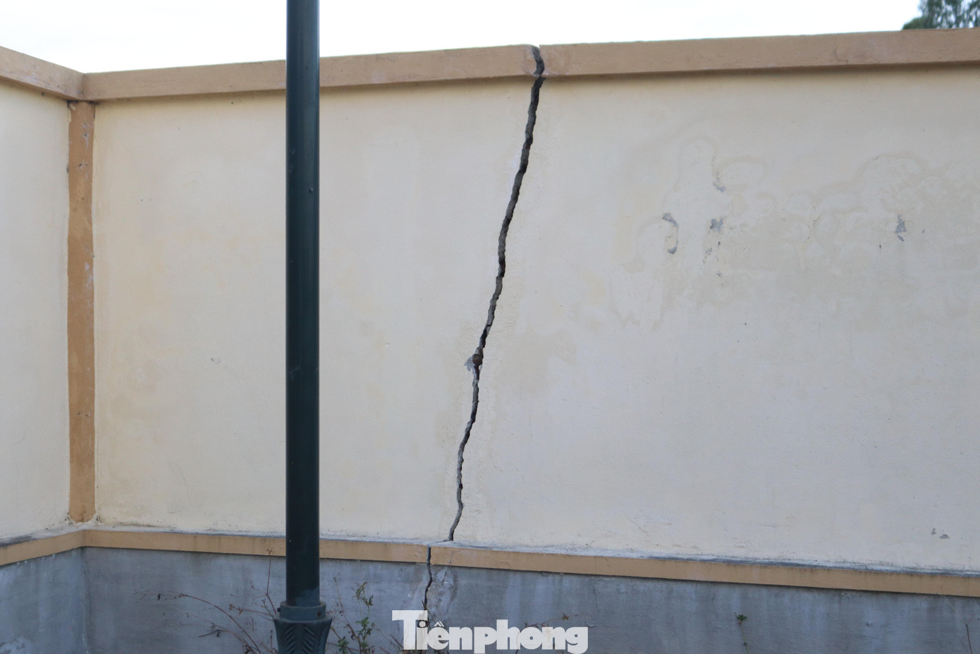 Sau nhiều năm cửa đóng then cài, khuôn viên nhà máy nước này đã um tùm cỏ dại. Nhiều hạng mục của công trình đã có dấu hiệu xuống cấp, bờ tường xuất hiện những vết nứt kéo dài.