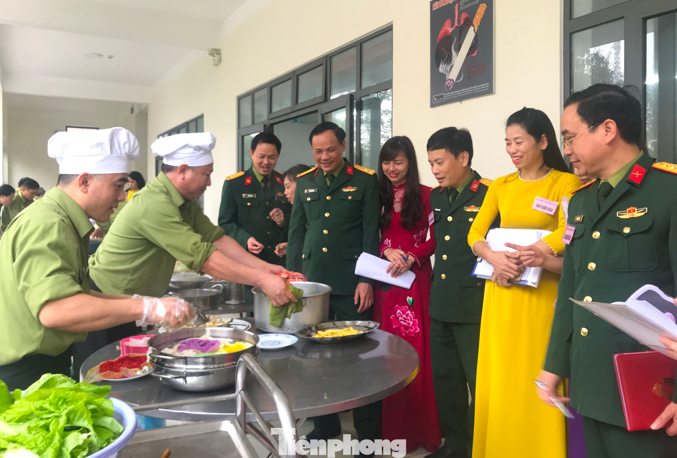 Thượng tá Bùi Đức Luận - Chủ nhiệm Chính trị Bệnh viện Quân y 4 (Cục Hậu cần Quân khu 4) chia sẻ, tham dự hội thi này có 4 đội là các khối trong bệnh viện gồm: Khối cơ quan, Khối Cận lâm sàng, Khối ngoại, Khối nội. Mỗi đội gồm có 4 cán bộ nam làm đầu bếp chính và 1 người phụ nữ làm bếp phụ. Người phụ nữ tham gia chỉ được làm các việc phụ như nhặt rau, lau dọn mà không được tham gia nấu nướng. Nếu vi phạm sẽ bị trừ điểm. Thượng tá Bùi Đức Luận - Chủ nhiệm Chính trị Bệnh viện Quân y 4 (Cục Hậu cần Quân khu 4) chia sẻ, tham dự hội thi này có 4 đội là các khối trong bệnh viện gồm: Khối cơ quan, Khối Cận lâm sàng, Khối ngoại, Khối nội. Mỗi đội gồm có 4 cán bộ nam làm đầu bếp chính và 1 người phụ nữ làm bếp phụ. Người phụ nữ tham gia chỉ được làm các việc phụ như nhặt rau, lau dọn mà không được tham gia nấu nướng. Nếu vi phạm sẽ bị trừ điểm.