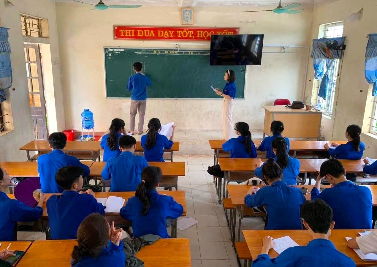 Anh Đặng Ngọc Minh - Bí thư Huyện đoàn Quỳnh Lưu cho biết: "Mô hình gia sư xanh sẽ hỗ trợ các em học sinh một tuần 3 buổi học thêm. Ngoài ra, các đoàn cơ sở ở huyện Quỳnh Lưu cũng tổ chức gia sư tận nhà cho các em học sinh có nhu cầu ôn tập để chuẩn bị kiến thức tốt nhất cho kỳ thi tốt nghiệp THPT". Anh Đặng Ngọc Minh - Bí thư Huyện đoàn Quỳnh Lưu cho biết: "Mô hình gia sư xanh sẽ hỗ trợ các em học sinh một tuần 3 buổi học thêm. Ngoài ra, các đoàn cơ sở ở huyện Quỳnh Lưu cũng tổ chức gia sư tận nhà cho các em học sinh có nhu cầu ôn tập để chuẩn bị kiến thức tốt nhất cho kỳ thi tốt nghiệp THPT".