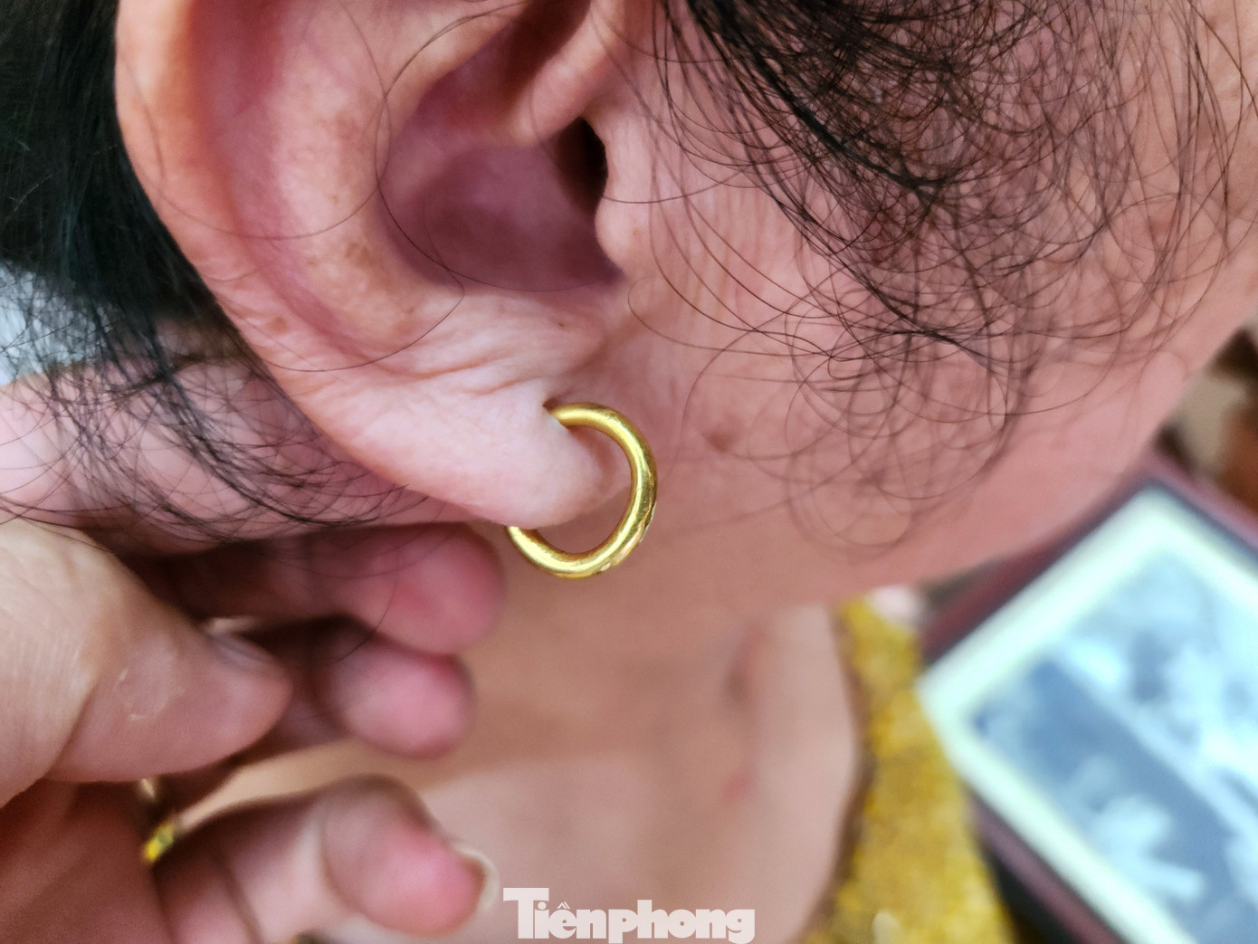 Đôi bông tai vàng là món quà tặng, là kỷ vật mà bà Lương được chồng tặng trước ngày lên đường nhập ngũ. Đôi bông tai luôn được bà đeo và giữ gìn cẩn thận như báu vật của mình. Đôi bông tai vàng là món quà tặng, là kỷ vật mà bà Lương được chồng tặng trước ngày lên đường nhập ngũ. Đôi bông tai luôn được bà đeo và giữ gìn cẩn thận như báu vật của mình.