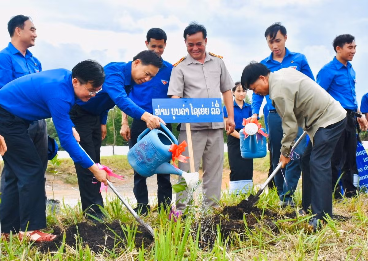 Anh Nguyễn Hoài Nam - Phó bí thư Tỉnh đoàn Hà Tĩnh dẫn đầu đoàn tình nguyện tại nước bạn Lào.