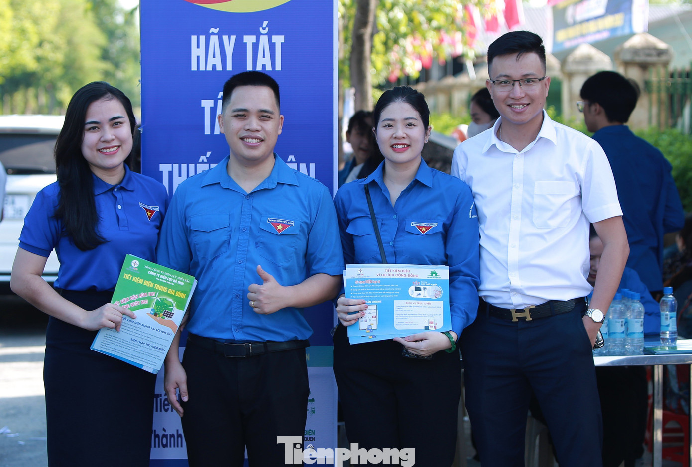 Dù công việc mệt nhọc đến đâu những nụ cười cũng luôn rạng ngời trên môi các bạn thanh niên tình nguyện trong mùa thi. Ảnh: Đức Phúc