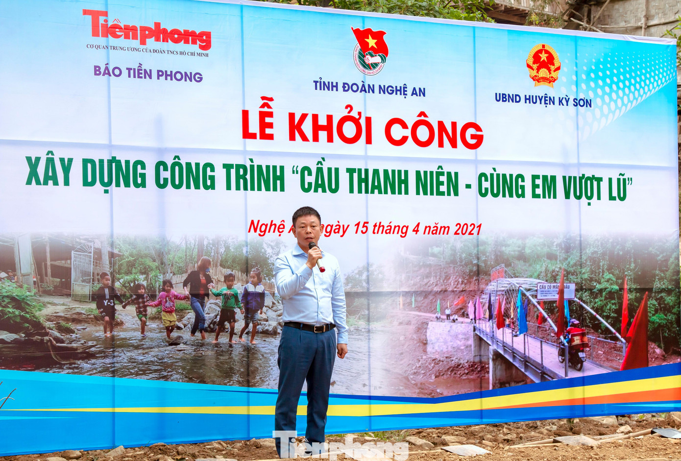 Phó Tổng biên tập báo Tiền Phong - nhà báo Phùng Công Sưởng phát biểu.