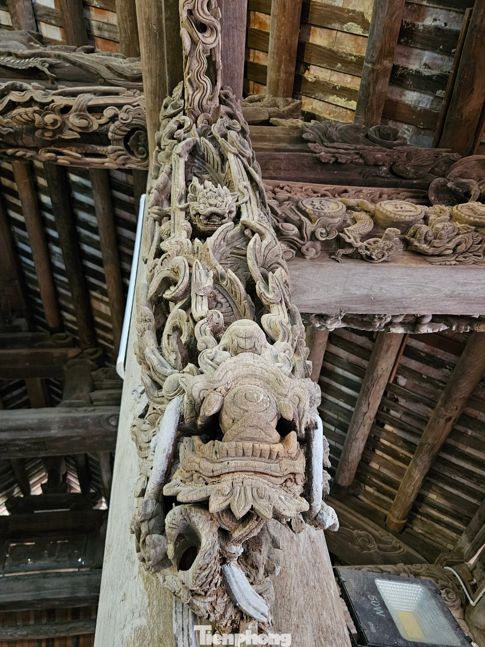 Hình tượng rồng ổ được trang trí tại Bức y môn ở hai bên cột tại lối ra vào của đình Hoành Sơn. Hình tượng rồng ổ được trang trí tại Bức y môn ở hai bên cột tại lối ra vào của đình Hoành Sơn.