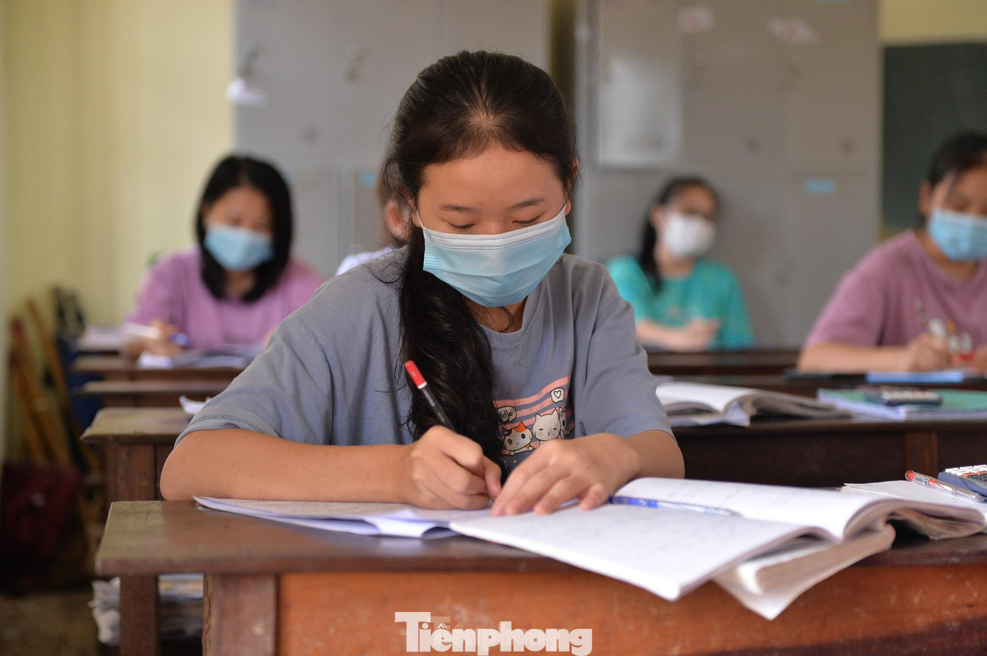 Các em học sinh chăm chỉ, miệt mài ôn luyện để đạt kết quả cao trong kỳ thi sắp tới. Em Hà Thị Thương - Học sinh lớp 12A1 chia sẻ: "Ước mơ của em là trở thành một bác sỹ nên em sẽ tập trung cố gắng để thực hiện ước mơ của mình. Từ khi được nghỉ hè tới giờ, em chưa về nhà mà ở lại trường để ôn tập, thường ngày chúng em chỉ ở trong trường, tuyệt đối không ra ngoài, không tiếp xúc với người ngoài trường. Như vậy để mọi người an toàn và không sao nhãng việc học".