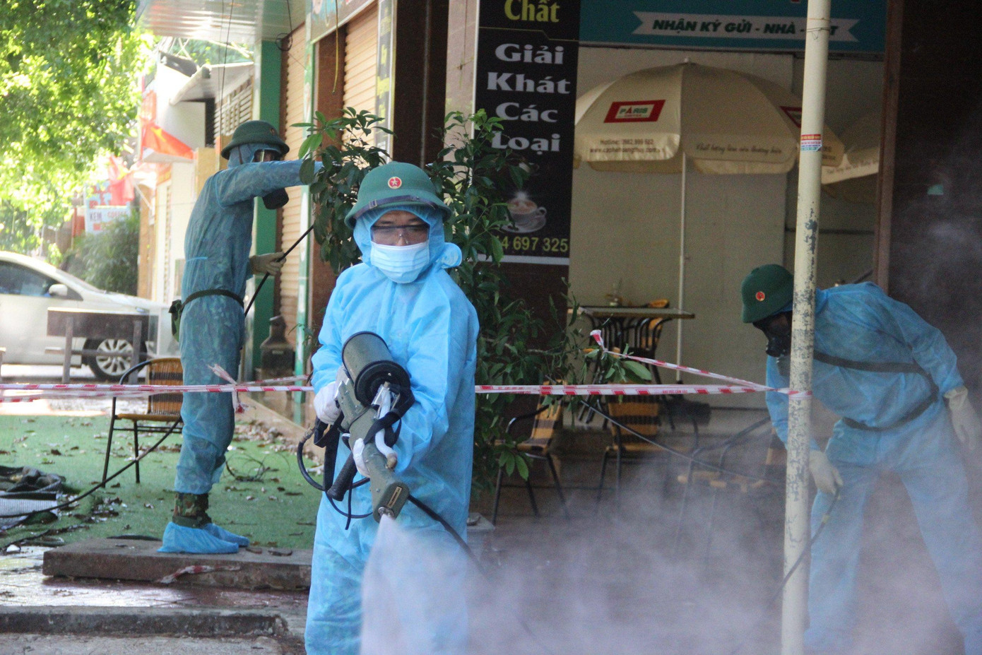 Trước đó, bộ đội hóa học đã phun khử khuẩn tại phường Hà Huy Tập, phường Hưng Dũng (TP Vinh) khi ghi nhận 2 ca dương tính SARS-CoV-2 đầu tiên trên địa bàn. Trước đó, bộ đội hóa học đã phun khử khuẩn tại phường Hà Huy Tập, phường Hưng Dũng (TP Vinh) khi ghi nhận 2 ca dương tính SARS-CoV-2 đầu tiên trên địa bàn.