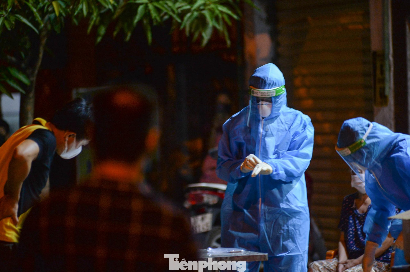 Tối 23/8, hơn 300 cán bộ nhân viên y tế được Sở Y tế Nghệ An huy động triển khai lấy mẫu xét nghiệm COVID-19 tại phường Lê Mao, phường Hồng Sơn, phường Vinh Tân (Thành phố Vinh). Tối 23/8, hơn 300 cán bộ nhân viên y tế được Sở Y tế Nghệ An huy động triển khai lấy mẫu xét nghiệm COVID-19 tại phường Lê Mao, phường Hồng Sơn, phường Vinh Tân (Thành phố Vinh).