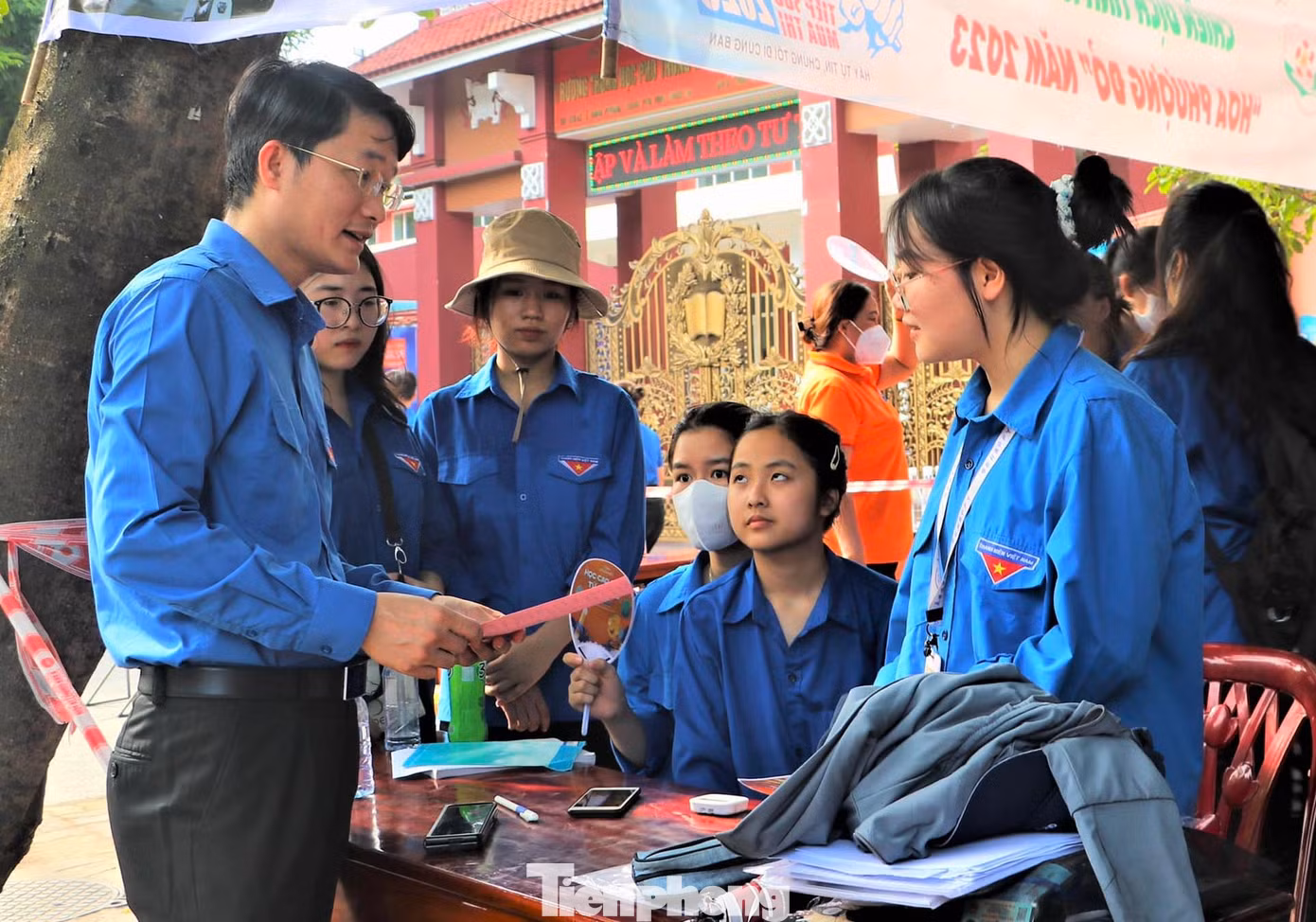 Để hỗ trợ thí sinh tham gia Kỳ thi tuyển sinh vào lớp 10 năm 2023, tuổi trẻ toàn tỉnh Nghệ An đã thành lập 315 đội hình tình nguyện với tổng số hơn 3.000 đoàn viên, thanh niên.