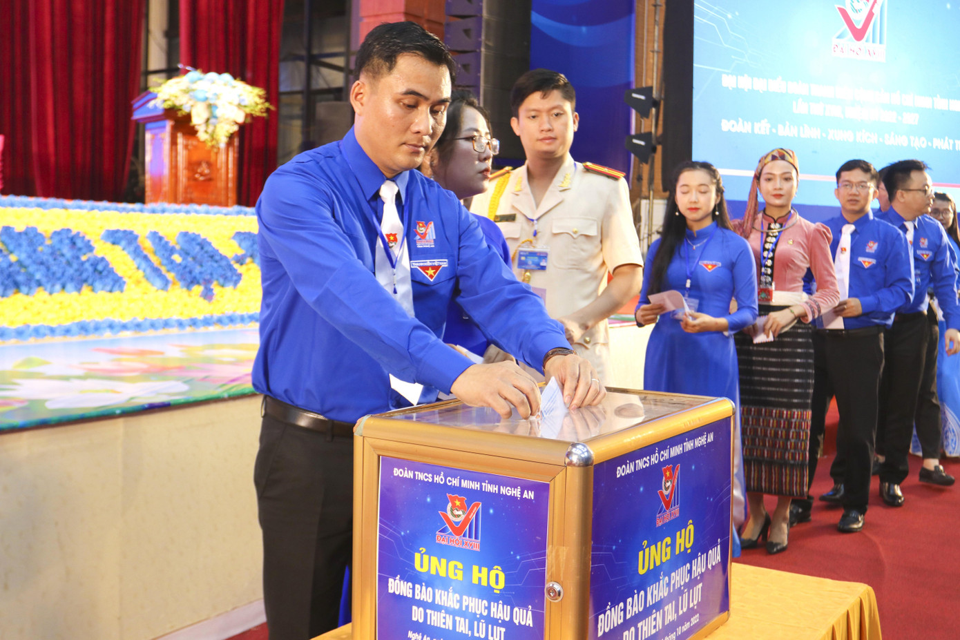 Anh Thái Minh Sỹ - Phó Bí thư Tỉnh Đoàn, Chủ tịch Hội LHTN tỉnh Nghệ An ủng hộ đồng bào bị ảnh hưởng bởi lũ lụt.