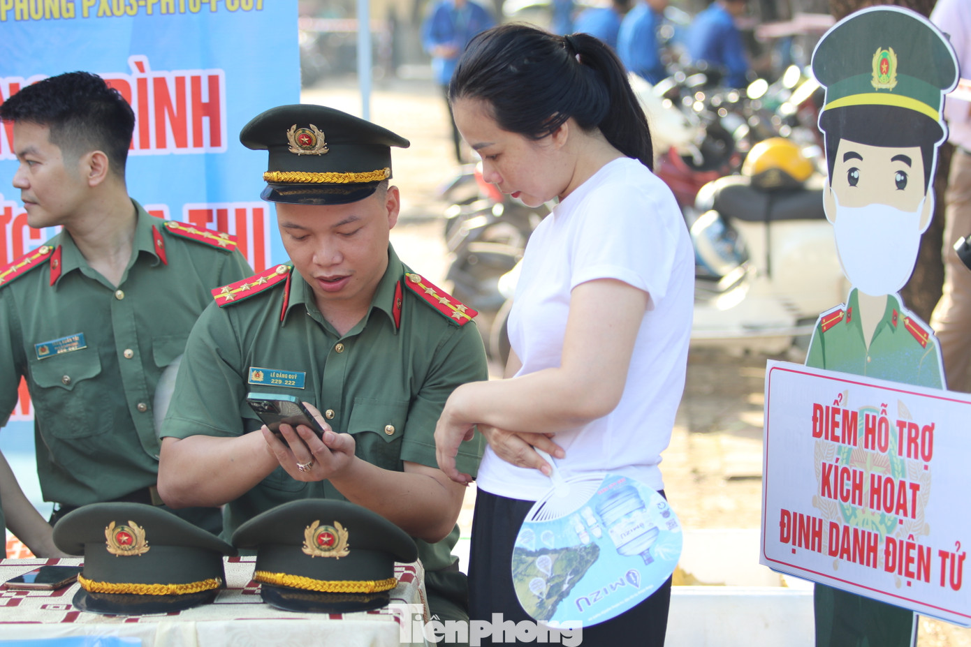 Theo đó, thực hiện tháng cao điểm thực hiện Đề án 06 của Chính phủ về “Phát triển ứng dụng dữ liệu về dân cư, định danh và xác thực điện tử phục vụ chuyển đổi số quốc gia giai đoạn 2022 - 2025, tầm nhìn đến năm 2030, trước mỗi cổng điểm thi tốt nghiệp THPT 2023 ở Nghệ An, các cán bộ công an, đoàn viên thanh niên đều dành một khu vực riêng để hỗ trợ thí sinh, người nhà thí sinh kích hoạt tài khoản định danh điện tử trên ứng dụng VNeID.