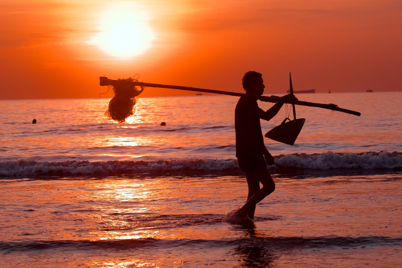 Khi mặt trời vừa ló rạng, ngư dân biển Cửa Lò cũng bắt đầu mang ngư cụ ra biển để bắt đầu một ngày làm việc mới.