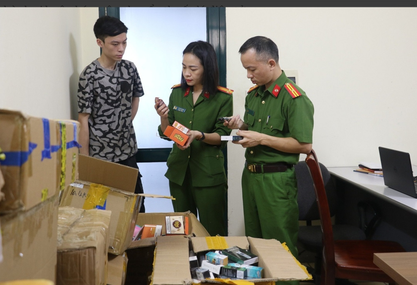 Công an thành phố Vinh làm việc với đối tượng Trần T.A và thu giữ hàng ngàn sản phẩm thuốc lá điện tử không rõ nguồn gốc