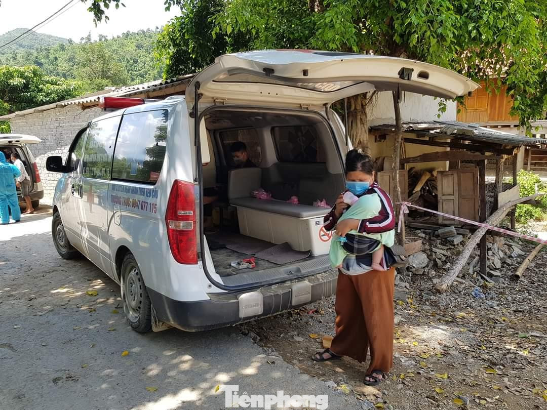 Xe vận chuyển bệnh nhân đưa người dân bản Chằm Puông đến điểm cách ly. Xe vận chuyển bệnh nhân đưa người dân bản Chằm Puông đến điểm cách ly.