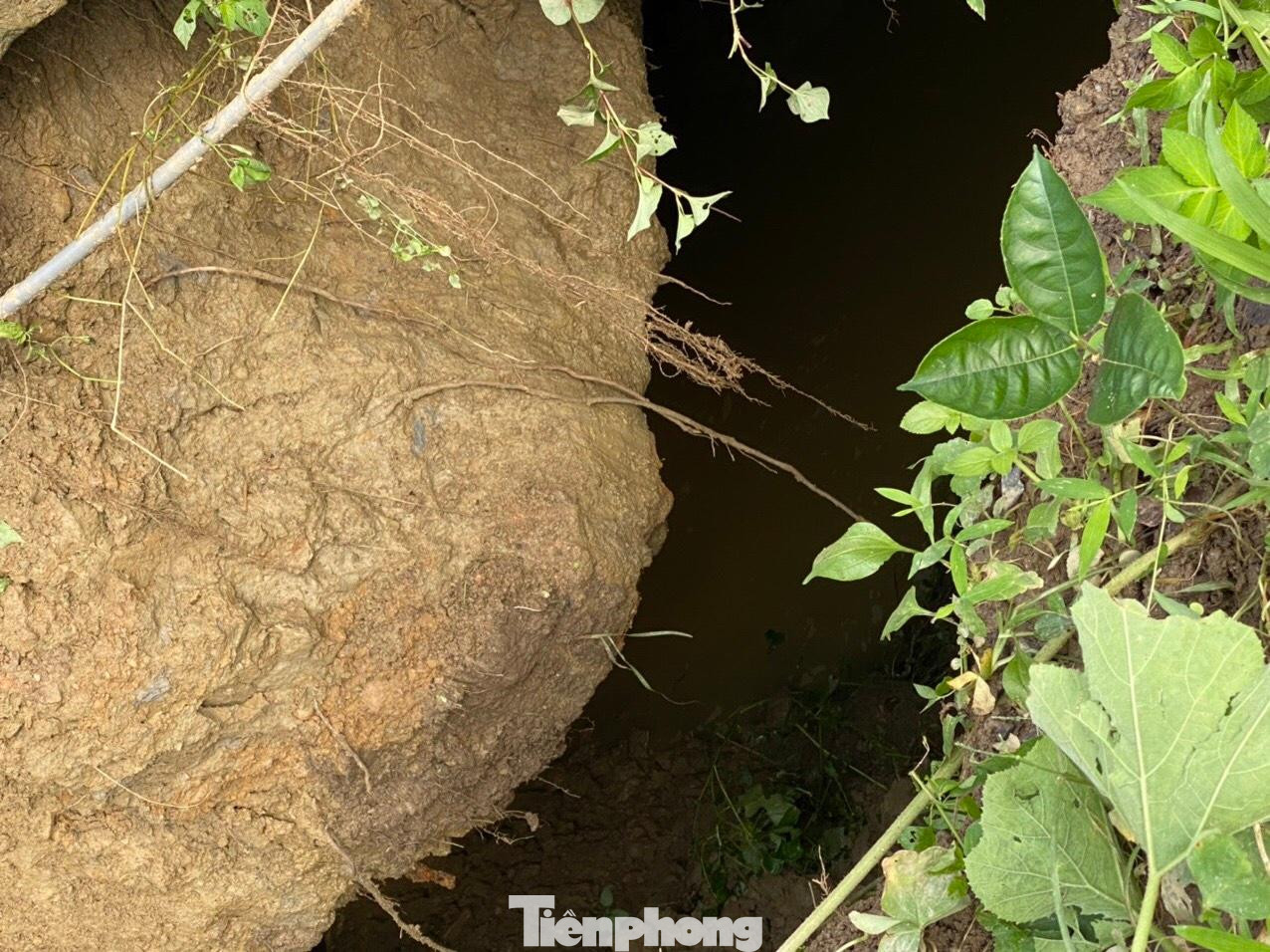 Một hố sụt lún lớn phía dưới nhà dân ở bản Na Hiêng, xã Châu Hồng xuất hiện sáng 27/5.